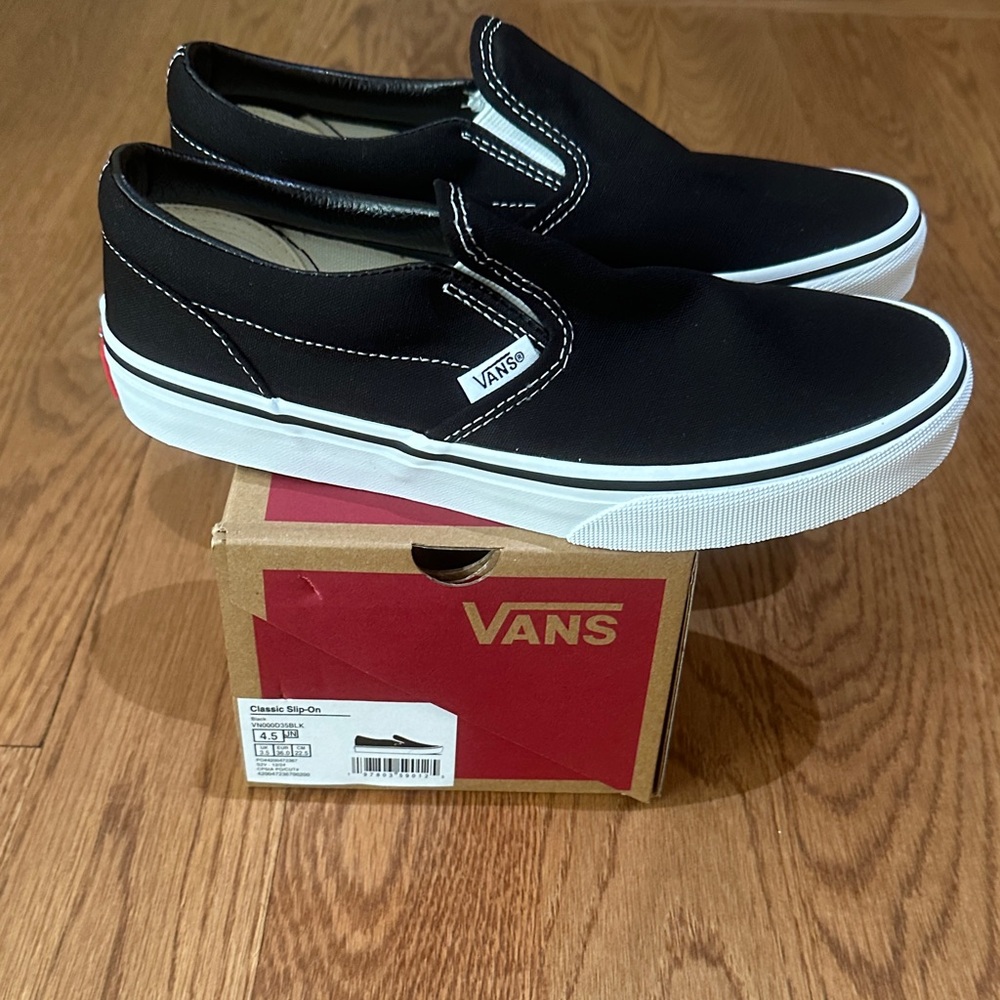 Vans Big Kids Slip On Sneaker. NWT. Size 4.5